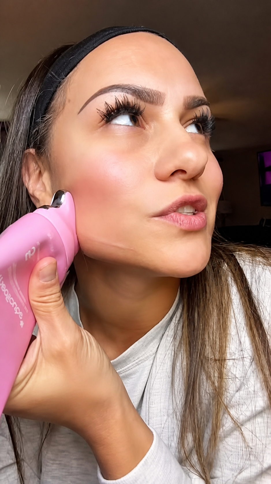 Mujer aplicando correctamente Medicube PDRN Collagen Gua Sha Neck Cream en la mandíbula